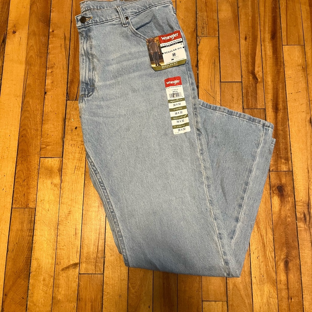 New With Tags Wrangler Men’s Classic Light Blue Straight Leg Jeans